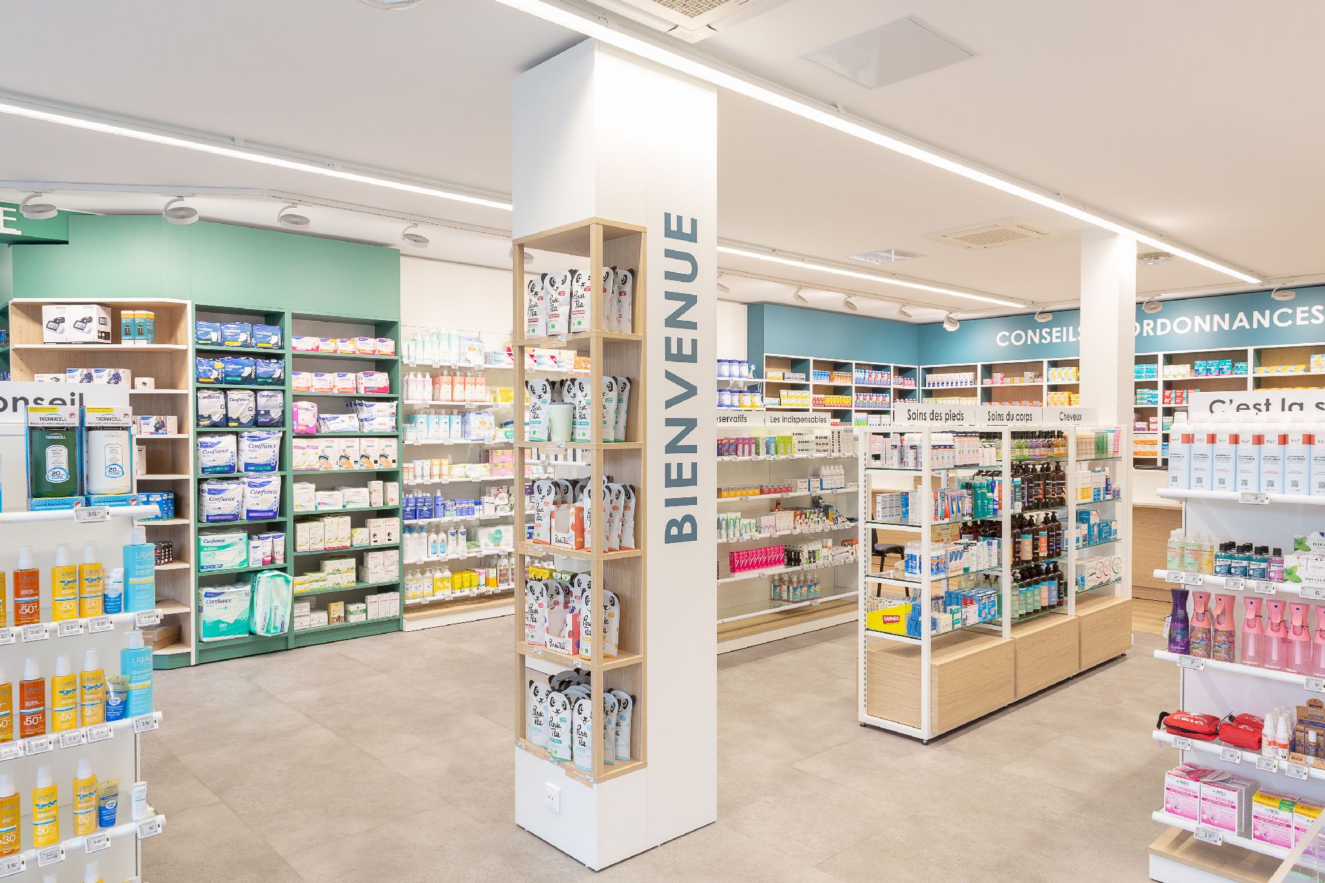 Pharmacie rénovation extension agencement mobilier sur mesure architecture intérieur français 4