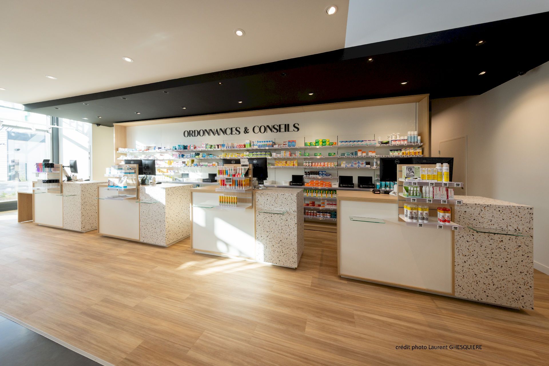 Pharmacie transfert agencement mobilier neuf sur mesure architecte intérieur 1