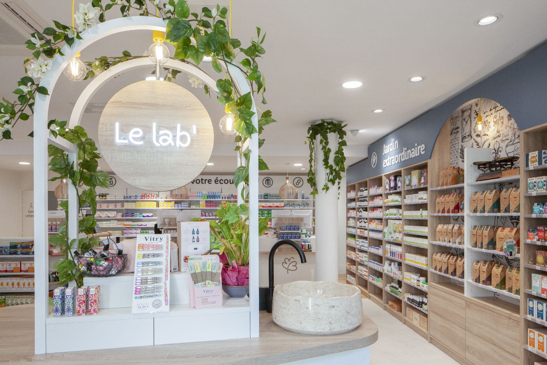 Agencement mobilier pharmacie espace de vente conseil comptoir retail architecture intérieure 8