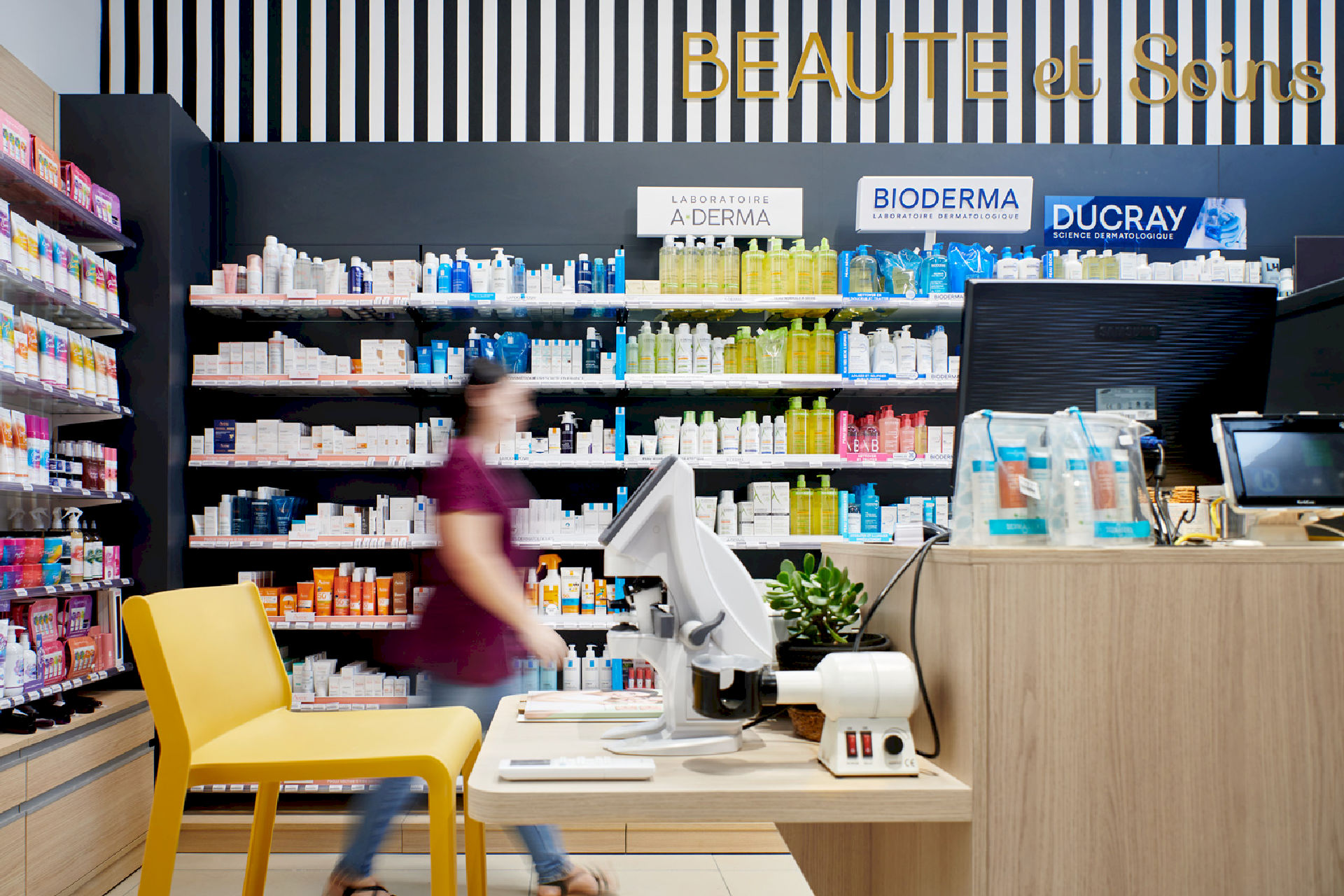 Pharmacie transfert neuf agencement mobilier architecture intérieur 5